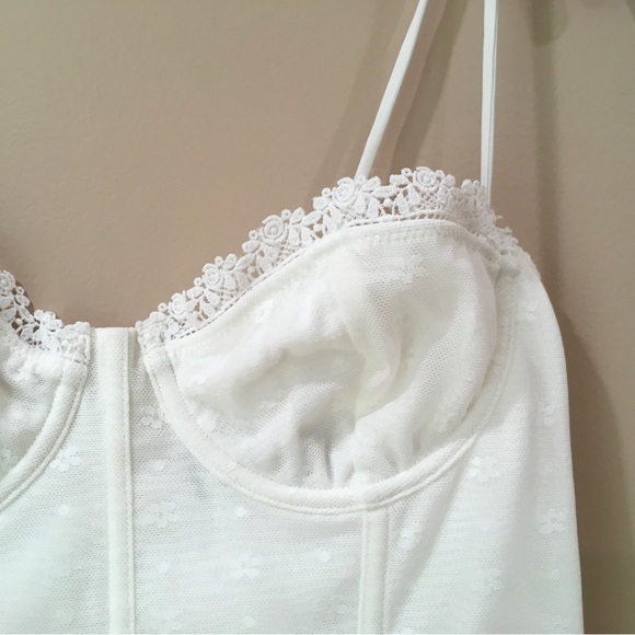White Fox Boutique Women's White Lace Trim Corset Top Bustier Size M - Picture 3 of 6